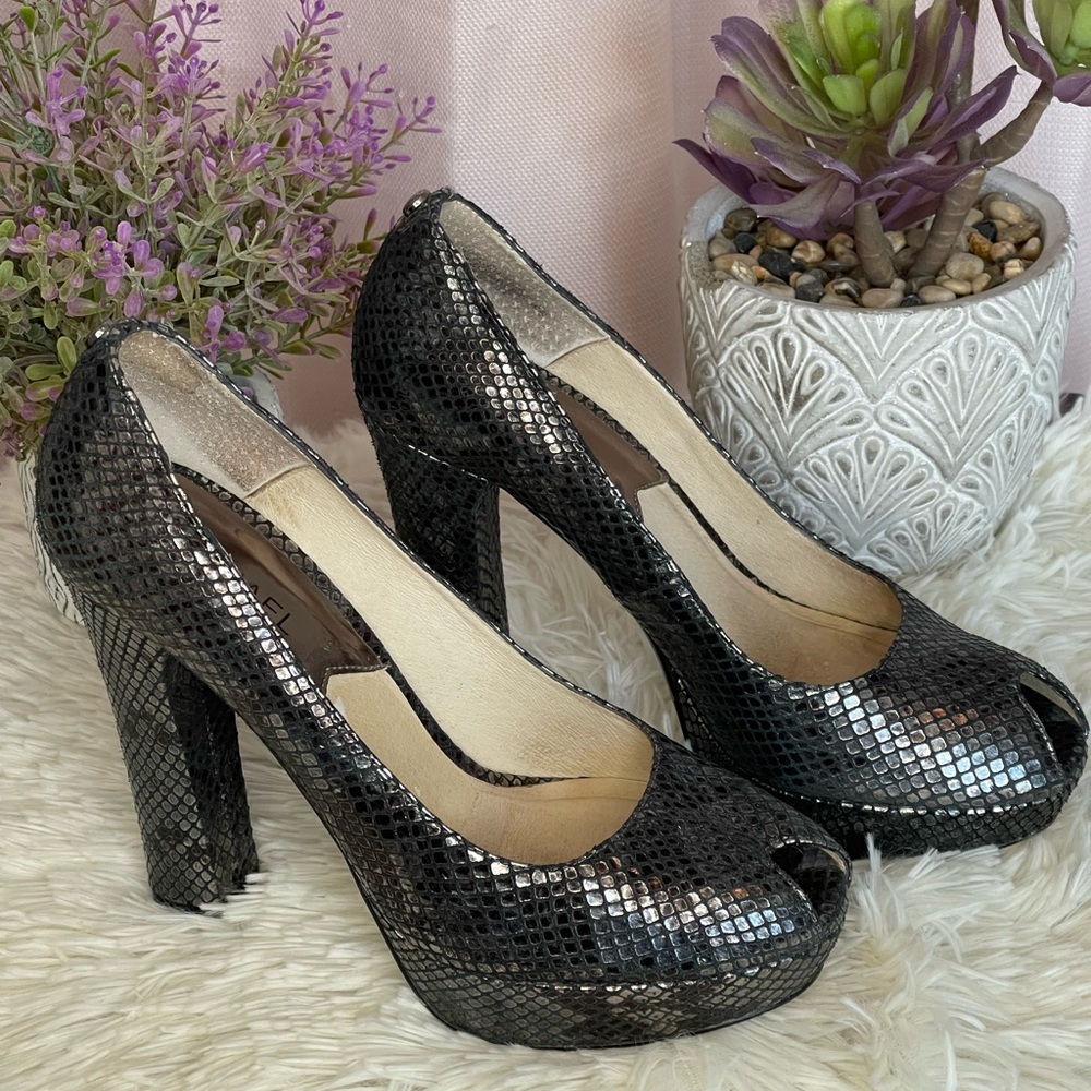 Michael Kors Platform Peep-toe Pump